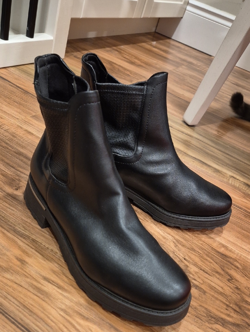 💙 Ladies Black Chelsea Boots - Sleek Slip-On Design